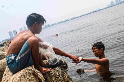 Anak-anak sedang menyusuri kawasan Pelabuhan Kali Adem, Jakarta Utara, Selasa (12/10/2021).