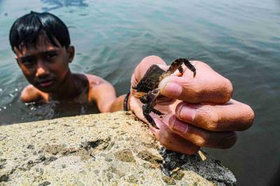 Anak-anak sedang menyusuri kawasan Pelabuhan Kali Adem, Jakarta Utara, Selasa (12/10/2021).