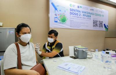 Petugas vaksinator memberikan suntikan vaksin Covid-19 jenis Pfizer untuk warga di Sentra Vaksinasi Gedung HighEnd MNC Center, Jakarta, Selasa (12/10/2021).