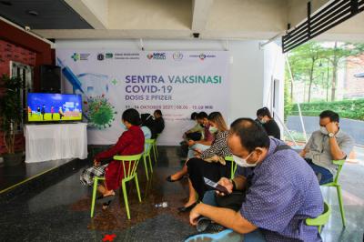Petugas vaksinator memberikan suntikan vaksin Covid-19 jenis Pfizer untuk warga di Sentra Vaksinasi Gedung HighEnd MNC Center, Jakarta, Selasa (12/10/2021).