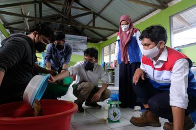 Proses pembuatan pakan sinbiotik untuk udang di Laboratorium Balai Riset dan Perikanan Budidaya Air Payau dan Penyuluhan Perikanan, Selasa (12/10/2021).