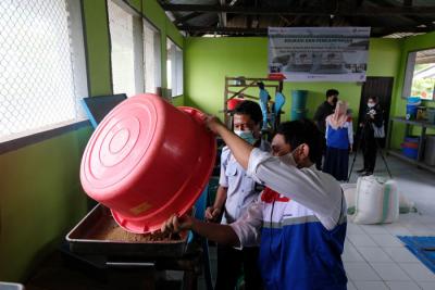 Proses pembuatan pakan sinbiotik untuk udang di Laboratorium Balai Riset dan Perikanan Budidaya Air Payau dan Penyuluhan Perikanan, Selasa (12/10/2021).