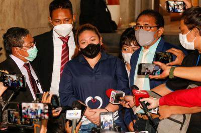 Putri Penyanyi Nia Daniaty, Olivia Nathania usai menjalani pemeriksaan di Polda Metro Jaya, Jakarta Selatan, Senin (11/10/2021).