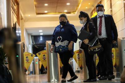 Putri Penyanyi Nia Daniaty, Olivia Nathania usai menjalani pemeriksaan di Polda Metro Jaya, Jakarta Selatan, Senin (11/10/2021).