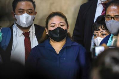 Putri Penyanyi Nia Daniaty, Olivia Nathania usai menjalani pemeriksaan di Polda Metro Jaya, Jakarta Selatan, Senin (11/10/2021).