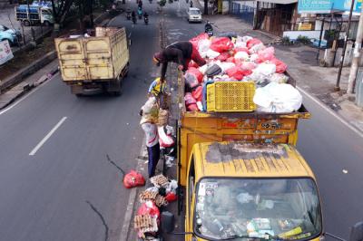 Foto drone pengendara motor berhenti dan membuang sampah ditengah Jalan Raden Fatah, Ciledug, Tangerang, Banten, Selasa (12/10/2021).