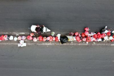 Foto drone pengendara motor berhenti dan membuang sampah ditengah Jalan Raden Fatah, Ciledug, Tangerang, Banten, Selasa (12/10/2021).