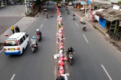 Foto drone pengendara motor berhenti dan membuang sampah ditengah Jalan Raden Fatah, Ciledug, Tangerang, Banten, Selasa (12/10/2021).