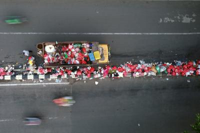 Foto drone pengendara motor berhenti dan membuang sampah ditengah Jalan Raden Fatah, Ciledug, Tangerang, Banten, Selasa (12/10/2021).