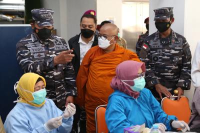 Pelaksanaan serbuan vaksinasi maritim di Vihara Buddhayana Dharmawira Center Surabaya, Jawa Timur, Selasa (12/10/2021).