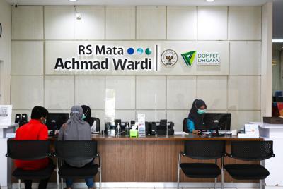 Perawat melakukan pemeriksaan mata kepada pasien di Rumah Sakit Mata Achmad Wardi, Lontarbaru, Serang, Banten, Rabu (13/10/2021).