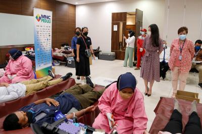 Ketua MNC Peduli Jessica Tanoesoedibjo saat meninjau kegiatan donor darah di iNews Tower, MNC Center, Kebon Sirih, Jakarta Pusat, Rabu (13/10/2021).