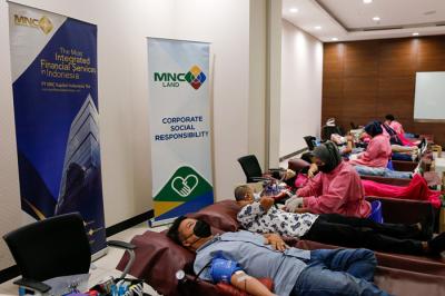 Ketua MNC Peduli Jessica Tanoesoedibjo saat meninjau kegiatan donor darah di iNews Tower, MNC Center, Kebon Sirih, Jakarta Pusat, Rabu (13/10/2021).