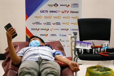 Ketua MNC Peduli Jessica Tanoesoedibjo saat meninjau kegiatan donor darah di iNews Tower, MNC Center, Kebon Sirih, Jakarta Pusat, Rabu (13/10/2021).