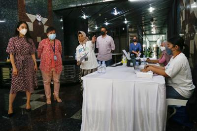Ketua MNC Puduli Jessica Tanoesoedibjo saat meninjau Sentra Vaksinasi Dosis 2 MNC Peduli di Gedung HighEnd, MNC Center, Jakarta Pusat, Rabu (13/10/2021).