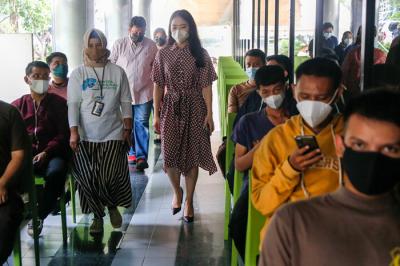 Ketua MNC Puduli Jessica Tanoesoedibjo saat meninjau Sentra Vaksinasi Dosis 2 MNC Peduli di Gedung HighEnd, MNC Center, Jakarta Pusat, Rabu (13/10/2021).