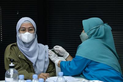 Ketua MNC Puduli Jessica Tanoesoedibjo saat meninjau Sentra Vaksinasi Dosis 2 MNC Peduli di Gedung HighEnd, MNC Center, Jakarta Pusat, Rabu (13/10/2021).