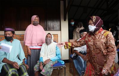 Mensos Tri Rismaharini melakukan kunjungan kerja ke Kabupaten Lombok Timur, Kabupaten Sumbawa, dan Kota Mataram, Nusa Tenggara Barat (NTB).