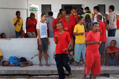 Orang Dengan Gangguan Jiwa (ODGJ) menikmati makan siang di Lingkungan Pondok Sosial (Liponsos) Keputih Surabaya, Jawa Timur, Rabu (13/10/2021).