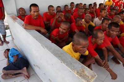 Orang Dengan Gangguan Jiwa (ODGJ) menikmati makan siang di Lingkungan Pondok Sosial (Liponsos) Keputih Surabaya, Jawa Timur, Rabu (13/10/2021).