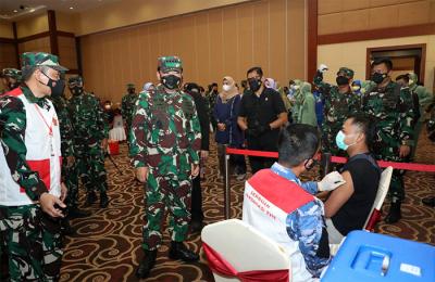 Panglima TNI Marsekal TNI Hadi Tjahjanto meninjau sentra vaksinasi dan menyerahkan bantuan paket sembako di Kepulauan Riau, Selasa (12/10/2021).