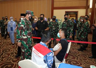 Panglima TNI Marsekal TNI Hadi Tjahjanto meninjau sentra vaksinasi dan menyerahkan bantuan paket sembako di Kepulauan Riau, Selasa (12/10/2021).