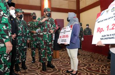Panglima TNI Marsekal TNI Hadi Tjahjanto meninjau sentra vaksinasi dan menyerahkan bantuan paket sembako di Kepulauan Riau, Selasa (12/10/2021).