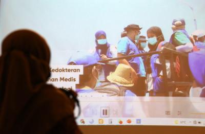 Apresiasi pada tim relawan medis Rumah Sakit Terapung Ksatria Airlangga (RSTKA) di FK Unair Surabaya, Jawa Timur, Rabu (13/10/2021).