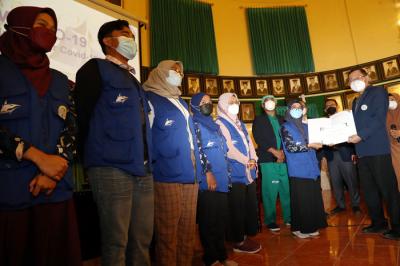 Apresiasi pada tim relawan medis Rumah Sakit Terapung Ksatria Airlangga (RSTKA) di FK Unair Surabaya, Jawa Timur, Rabu (13/10/2021).