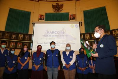 Apresiasi pada tim relawan medis Rumah Sakit Terapung Ksatria Airlangga (RSTKA) di FK Unair Surabaya, Jawa Timur, Rabu (13/10/2021).
