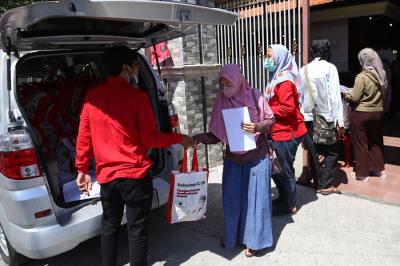 Vaksinasi Covid-19 di perkampungan Waru, Sidoarjo, Jawa Timur, Selasa (12/10/2021).