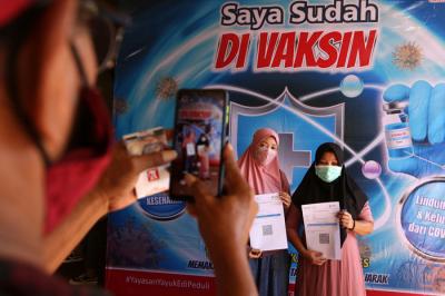 Vaksinasi Covid-19 di perkampungan Waru, Sidoarjo, Jawa Timur, Selasa (12/10/2021).