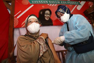 Vaksinasi Covid-19 di perkampungan Waru, Sidoarjo, Jawa Timur, Selasa (12/10/2021).