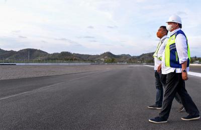 Menko Bidang Perekonomian Airlangga Hartarto meninjau kesiapan sarana dan prasarana di Mandalika International Street Circuit di NTB, Kamis (14/10/2021).