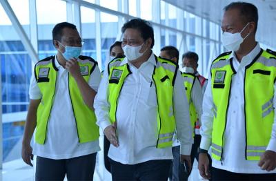 Menko Bidang Perekonomian Airlangga Hartarto meninjau kesiapan sarana dan prasarana di Mandalika International Street Circuit di NTB, Kamis (14/10/2021).