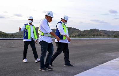 Menko Bidang Perekonomian Airlangga Hartarto meninjau kesiapan sarana dan prasarana di Mandalika International Street Circuit di NTB, Kamis (14/10/2021).