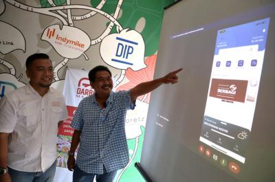 Komisaris Utama PT Darbe Jaya Abadi, Nanang Sumartono Hadiwidjojo (kanan) memperkenalkan aplikasi DarbeLink di Surabaya, Jawa Timur, Kamis (14/10/2021).