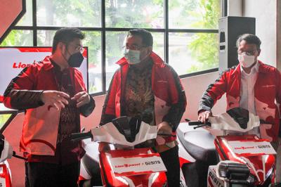 Peresmian kerja sama Lion Parcel menjadi perusahaan logistik pertama di Indonesia yang Mengunakan motor listrik di Jakarta, Kamis (14/10/2021).