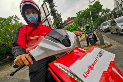Peresmian kerja sama Lion Parcel menjadi perusahaan logistik pertama di Indonesia yang Mengunakan motor listrik di Jakarta, Kamis (14/10/2021).