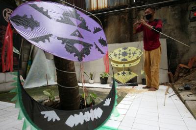 Perajin mengerjakan pembuatan layangan koang di kawasan Cipete Selatan, Jakarta, Rabu (13/10/2021).