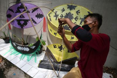 Perajin mengerjakan pembuatan layangan koang di kawasan Cipete Selatan, Jakarta, Rabu (13/10/2021).