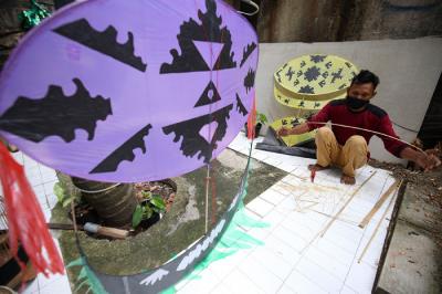 Perajin mengerjakan pembuatan layangan koang di kawasan Cipete Selatan, Jakarta, Rabu (13/10/2021).