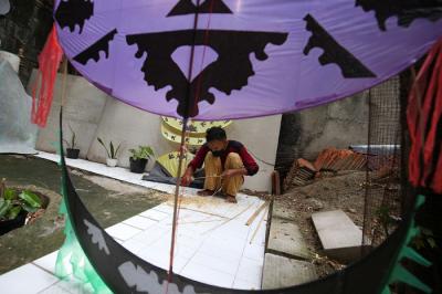 Perajin mengerjakan pembuatan layangan koang di kawasan Cipete Selatan, Jakarta, Rabu (13/10/2021).