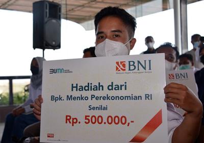 Menteri Koordinator Bidang Perekonomian Airlangga Hartarto saat bertemu dan berbincang dengan para penerima Kartu Prakerja di NTB, Kamis (14/10/2021).