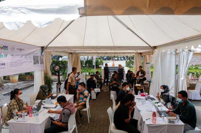 Vaksinator menyuntikkan vaksin Covid-19 jenis Pfizer kepada warga di Sentra Vaksinasi Dosis kedua MNC Peduli di Gedung HighEnd, MNC Center, Kamis (14/10/2021).