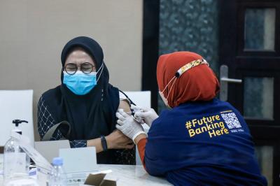 Vaksinator menyuntikkan vaksin Covid-19 jenis Pfizer kepada warga di Sentra Vaksinasi Dosis kedua MNC Peduli di Gedung HighEnd, MNC Center, Kamis (14/10/2021).