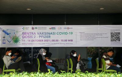 Vaksinator menyuntikkan vaksin Covid-19 jenis Pfizer kepada warga di Sentra Vaksinasi Dosis kedua MNC Peduli di Gedung HighEnd, MNC Center, Kamis (14/10/2021).