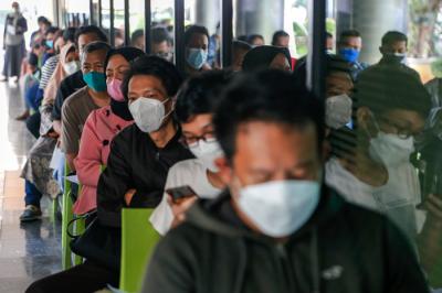 Vaksinator menyuntikkan vaksin Covid-19 jenis Pfizer kepada warga di Sentra Vaksinasi Dosis kedua MNC Peduli di Gedung HighEnd, MNC Center, Kamis (14/10/2021).