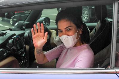 Artis Nikira Mirzani usai menjalani pemeriksaan terkait laporan penelantaran anak ke mantan suaminya di Polres Metro Jakarta Selatan, Kamis (14/10/2021).