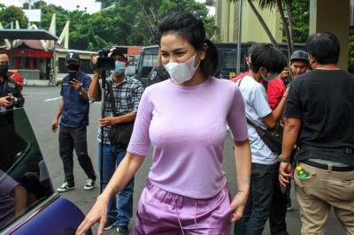 Artis Nikira Mirzani usai menjalani pemeriksaan terkait laporan penelantaran anak ke mantan suaminya di Polres Metro Jakarta Selatan, Kamis (14/10/2021).